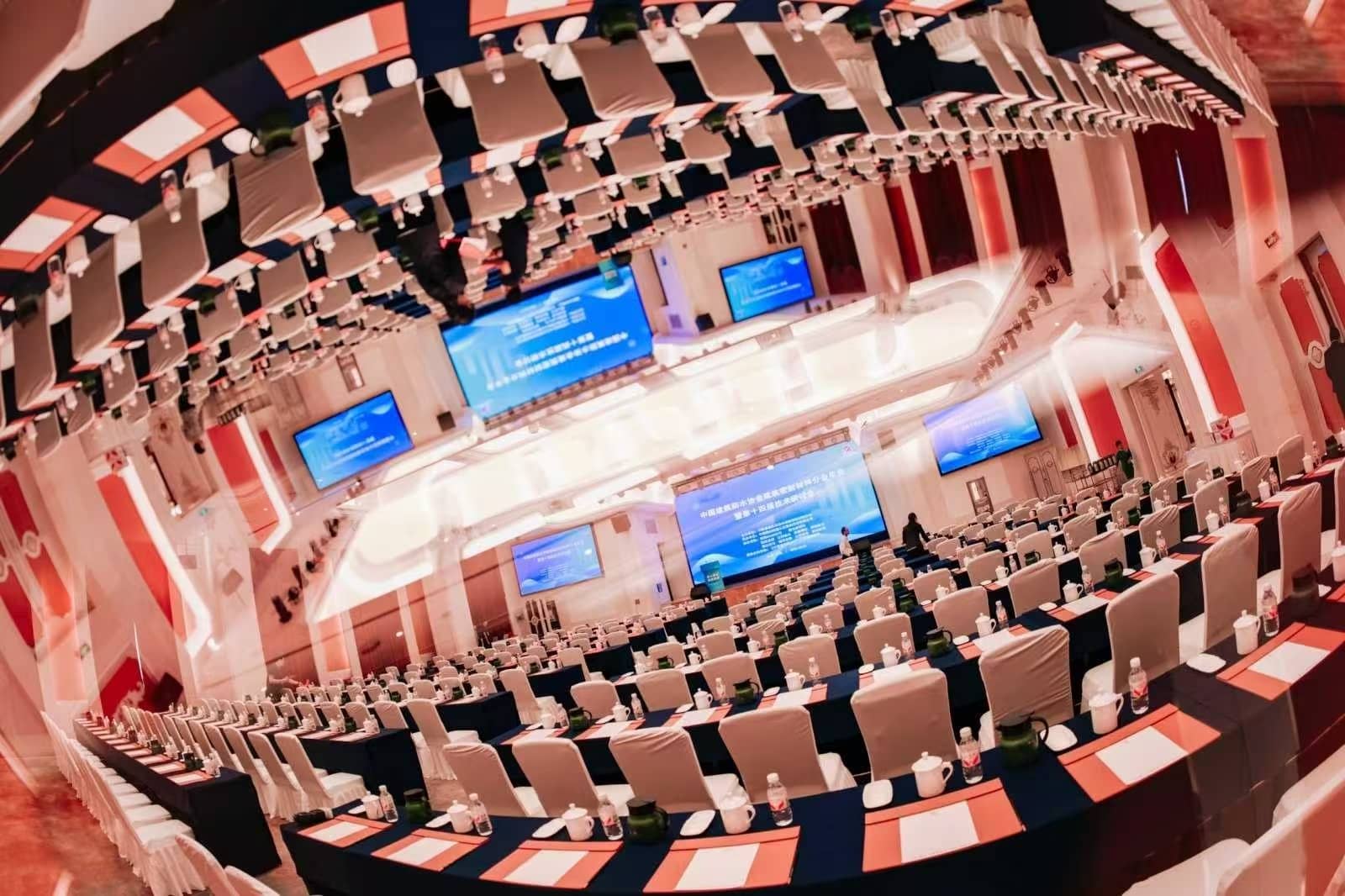 Mit dem Fokus auf „Sorgfältige Weiterentwicklung und kontinuierliche Durchbrüche“ präsentiert sich Suzhou Tophung Machinery auf der Jahrestagung der Dichtungsmaterialienindustrie 2025.